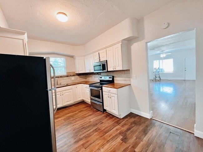 Building Photo - 3/2 Historic Home Available NOW!