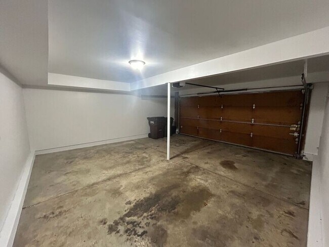 Building Photo - 647 Hidden Valley Ct