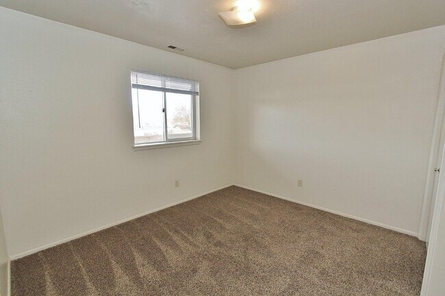 Building Photo - 639 N Moffatt Ave