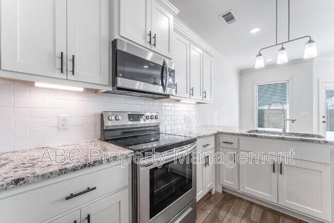 Building Photo - 3307 SW Hillstone Ave