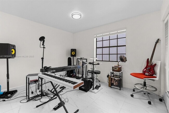 Building Photo - 1211 S Independence Dr