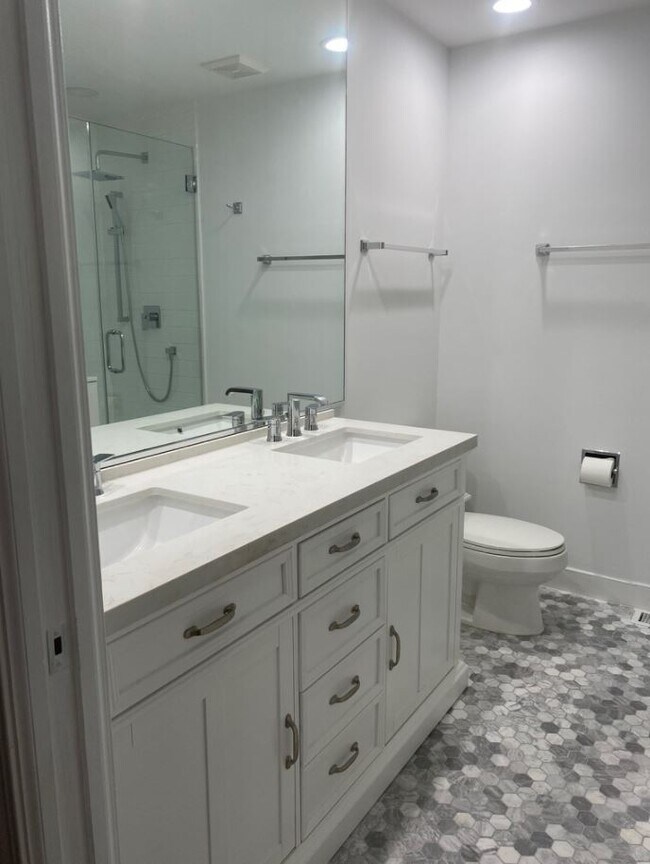 Newly Remodeled MB - 5326 S Ingleside Ave