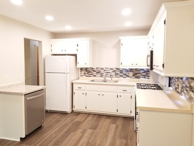 Building Photo - 220 Leighton Dr