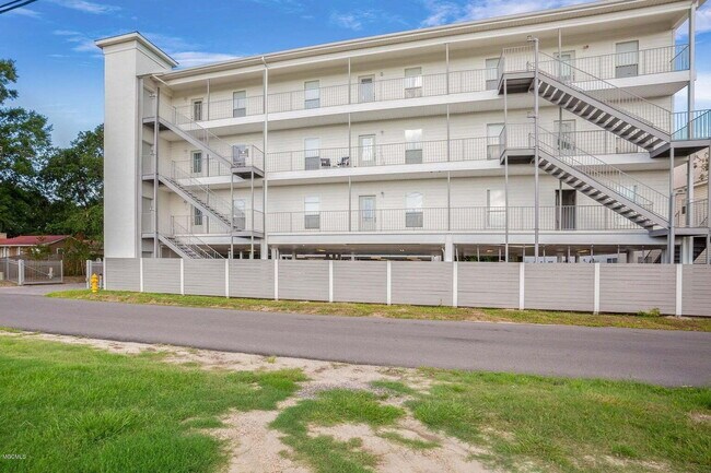 Building Photo - TDY / STR Welcome!