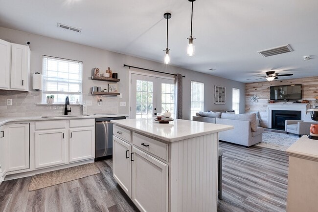 Building Photo - 4 BR/Loft near Simpsonville!  Lawn Maintenance included! Amenities & Close to Shopping & Restaurants