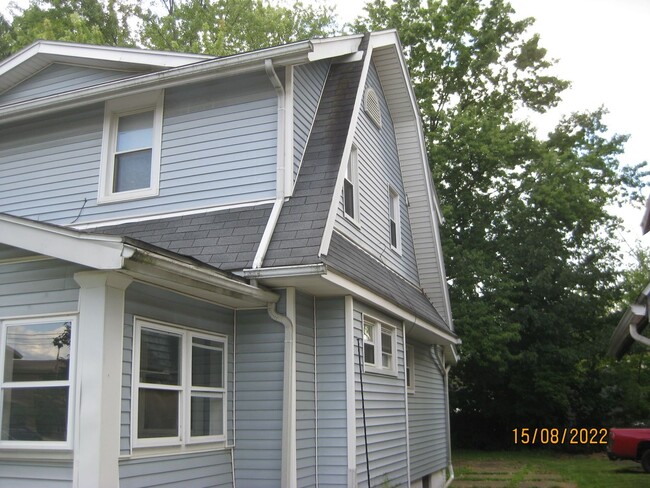 Building Photo - 3 Bedrooms & 1 Bathroom near Buchtel HS