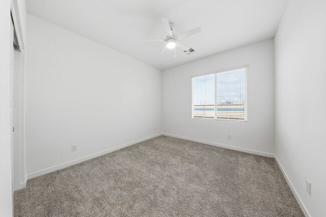 Building Photo - 1531 Layla Crossing Ave
