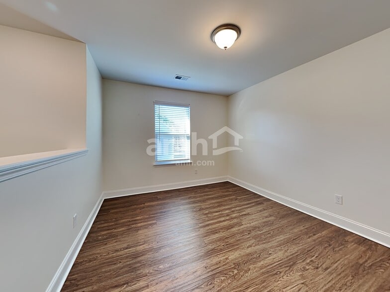 Building Photo - 986 Theodore Rd