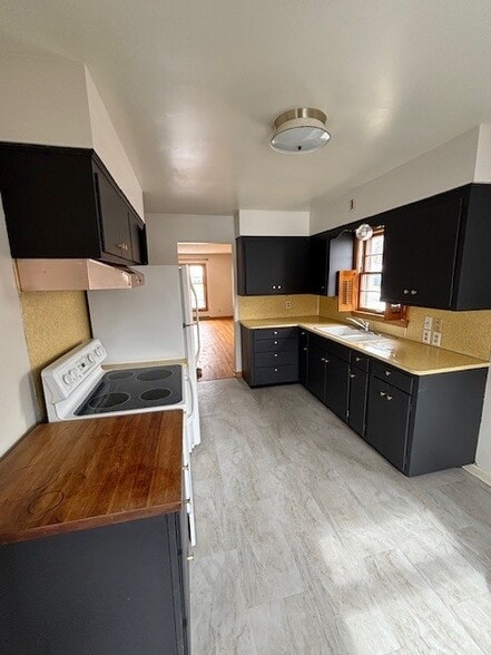 Kitchen - 711 Grant Ave