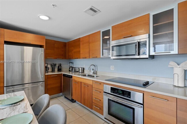 Building Photo - 3250 NE 1st Ave