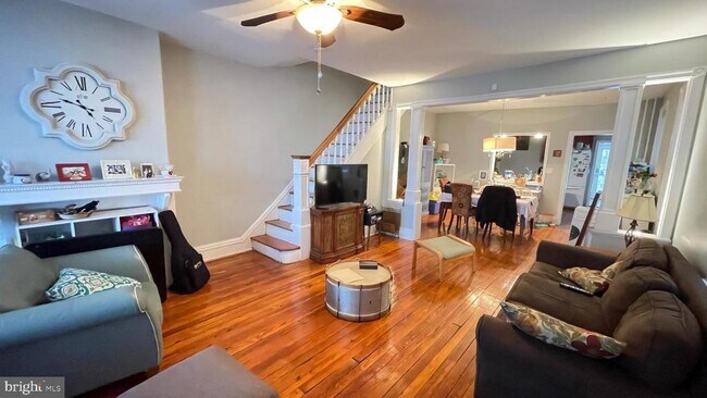 Building Photo - 253 Roxborough Ave