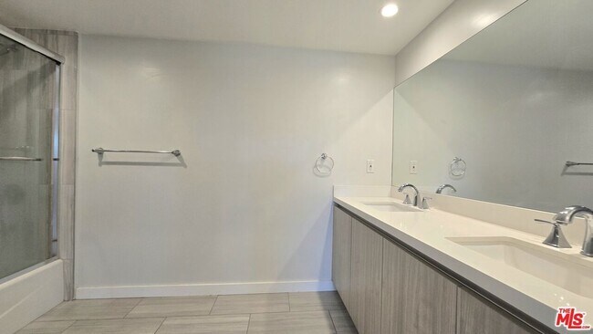 Building Photo - 8532 Cashio St