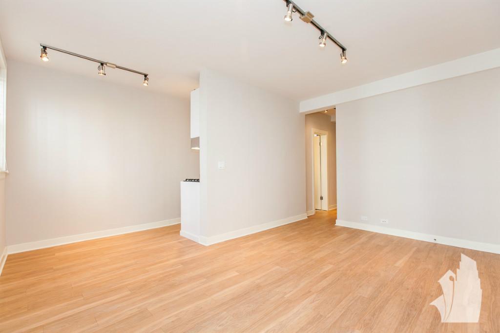 Building Photo - 541 W Belmont Ave