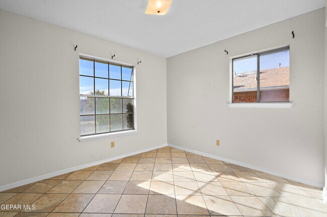 Building Photo - 208 Vista Bonita St