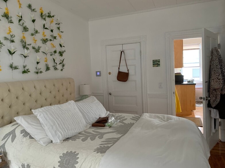 Building Photo - 16 Falkland St