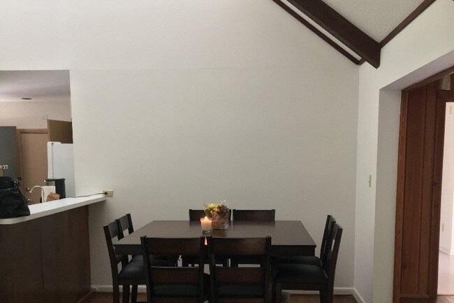 Building Photo - 914 Crestwood Ln