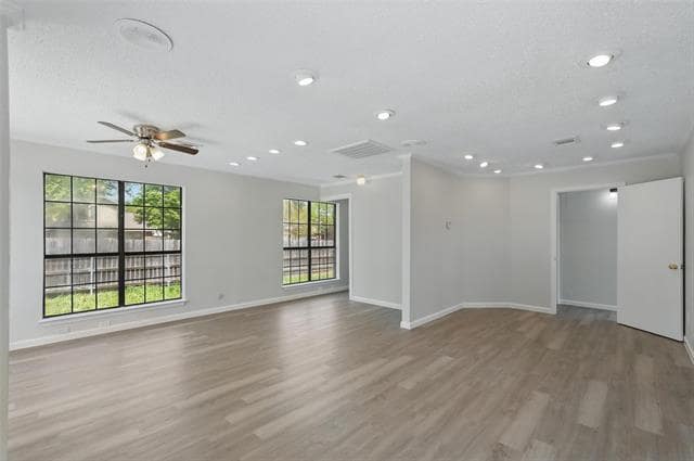 Building Photo - 7601 Clairmont Ave