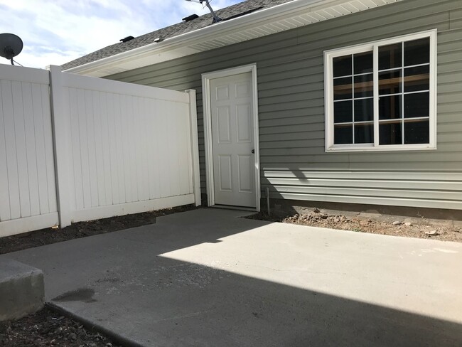Building Photo - Charming 2 bed 1.5 bath Parkside Town Home...