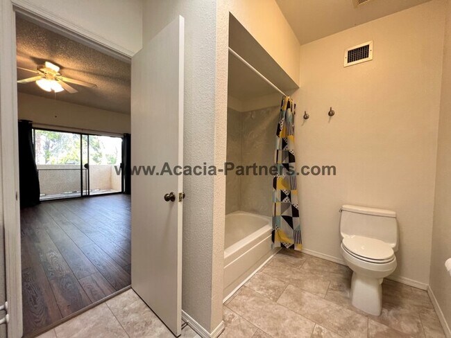 Building Photo - Three Bedroom Townhome in Coronado Ridge