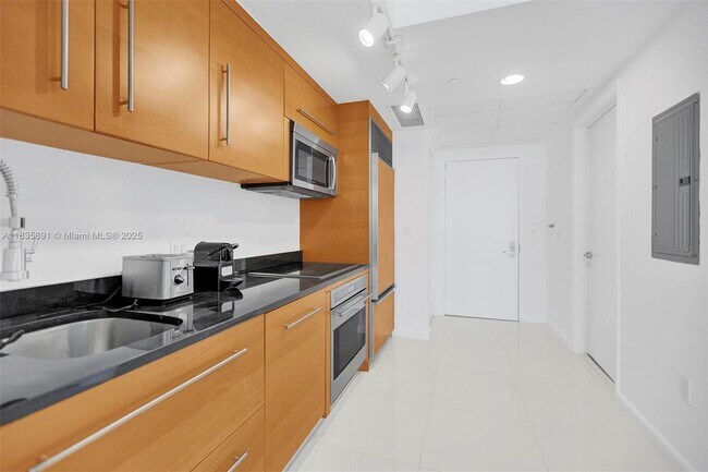 Building Photo - 475 Brickell Ave