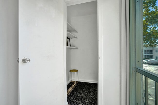 Building Photo - 6289 Bay Club Dr