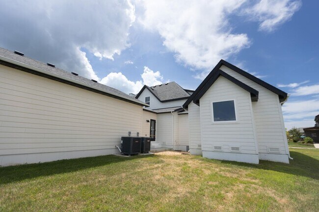 Building Photo - Executive Property located in Republic with a "furnished option" Don't miss this showstopper!!