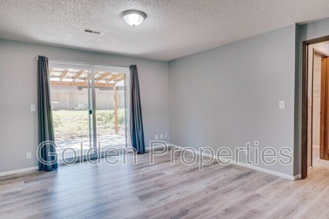 Building Photo - 3703 E Pine Hill Dr