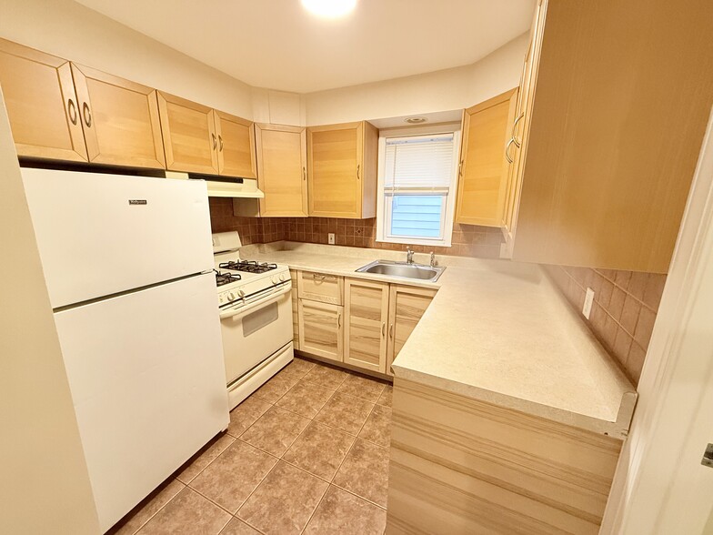 Building Photo - 47 Lester St