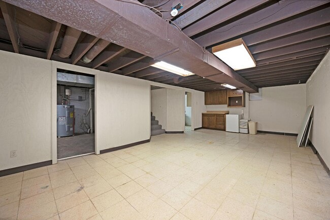 Building Photo - 109 W Poplar St