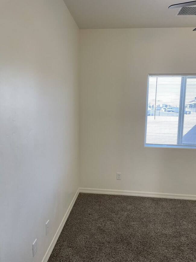 Building Photo - Sparkling clean and move in ready. Call for a showing! (928) 453-2606