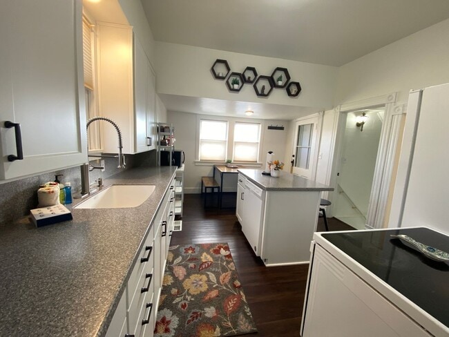 Building Photo - Stylish 3 Bedroom | 2 Bath Duplex in The D...