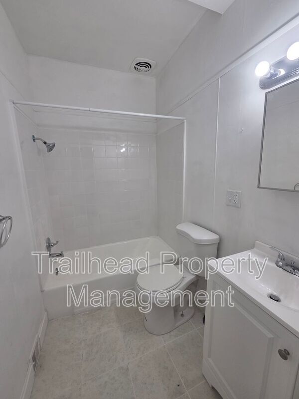 Building Photo - 3115 S Forest Ave