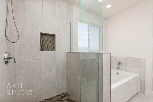 Building Photo - 3 Bedroom, 2.5 Bathroom Townhome in Auburn...