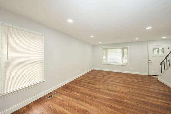 Building Photo - 9900 Kingsbridge Dr