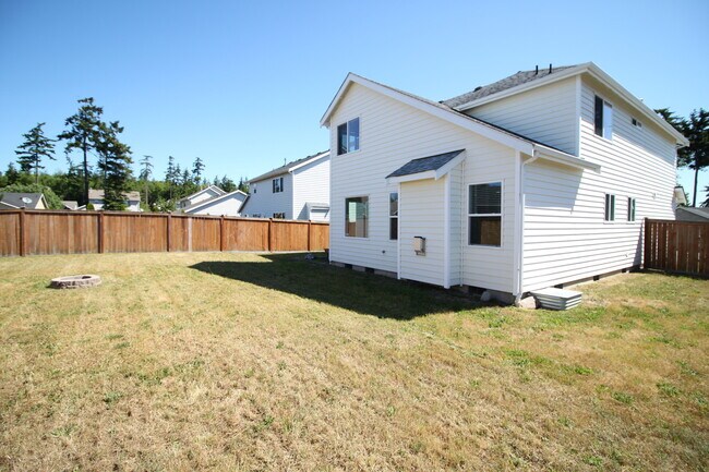 Building Photo - 4 Bed 2.5 Bath - Excellent Condition - Pet...