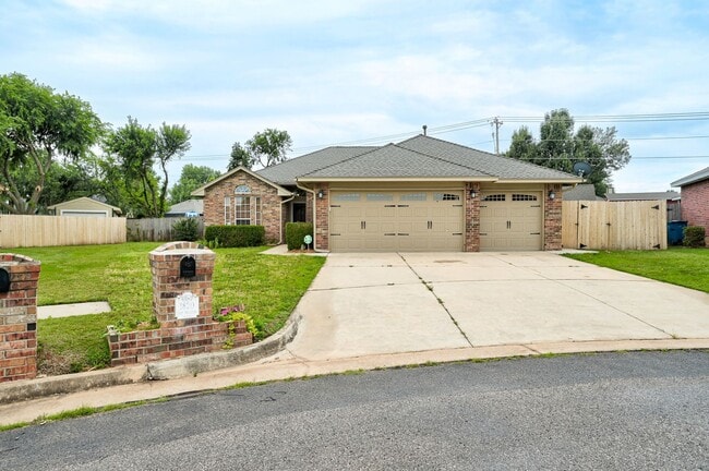 Primary Photo - Amazing 4BD/3BTH home with a 3 car garage ...