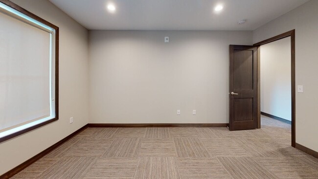 Building Photo - 6 bed 3  bath townhome in DINKYTOWN