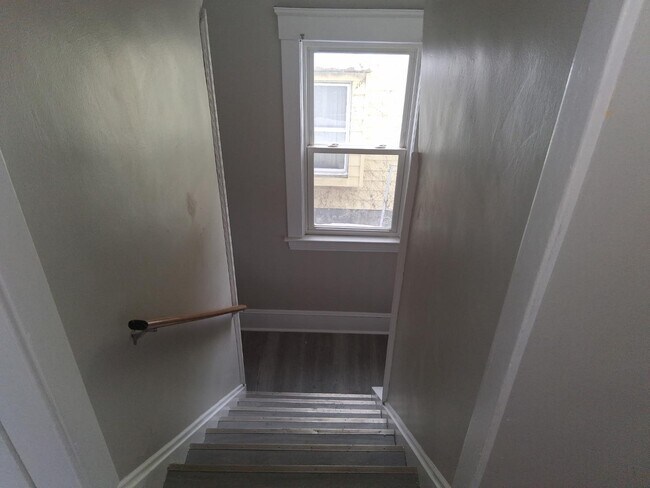 Building Photo - 1337 E 84th St