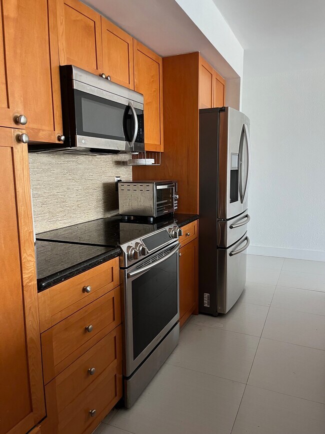 Building Photo - 10350 W Bay Harbor Dr