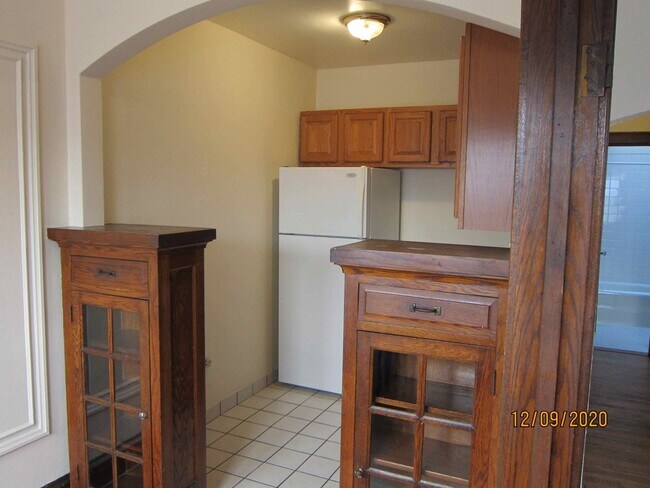 Building Photo - Available July 2026 Gorgeous 1-bedroom apartment in Shorewood with Free Heat