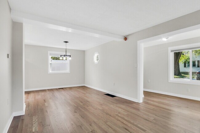 Building Photo - 27065 N Ridge St