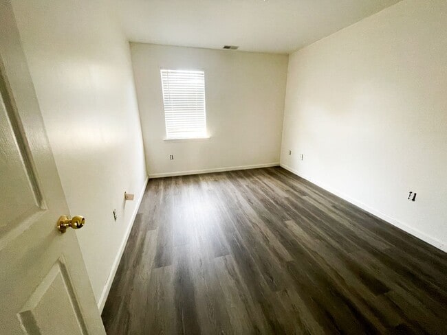 Building Photo - 4 Bedroom 2 Bath Townhouse in Pelham