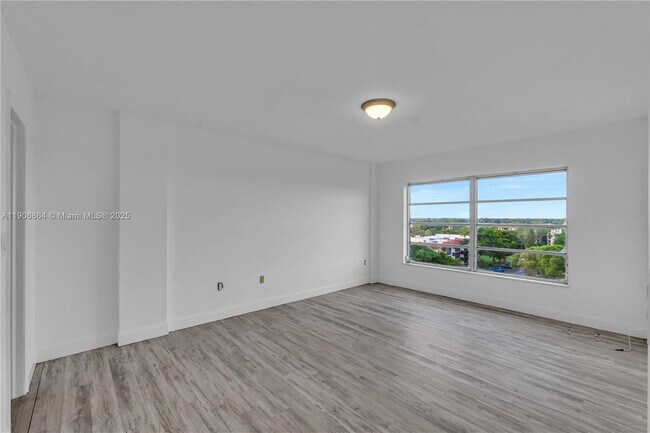 Building Photo - 4164 Inverrary Dr