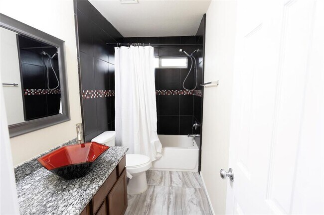 Building Photo - 6442 Wilshire Lakes