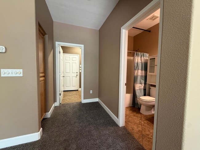 Building Photo - 3 story newer home in great commute location