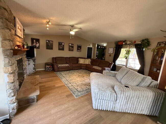 Building Photo - $500 OFF move in SPECIAL!  Room to Roam