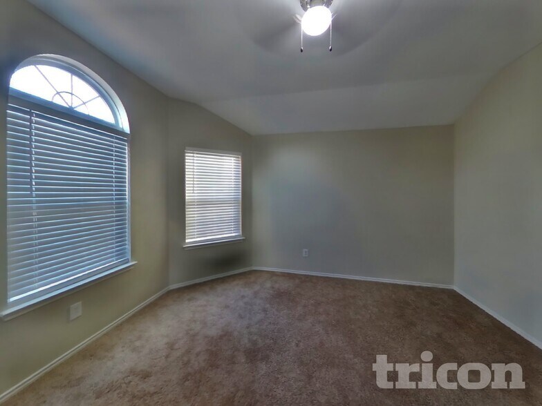 Building Photo - 1915 Pin Oak Ln