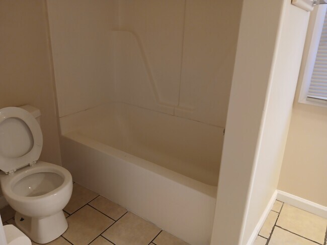 Building Photo - 705 S Poplar St