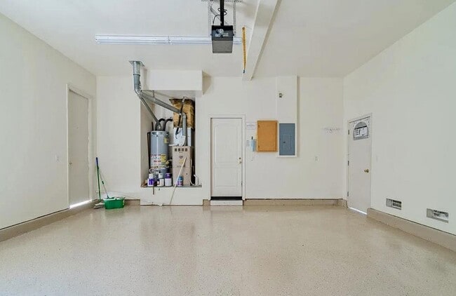 Building Photo - 2520 Club Dr