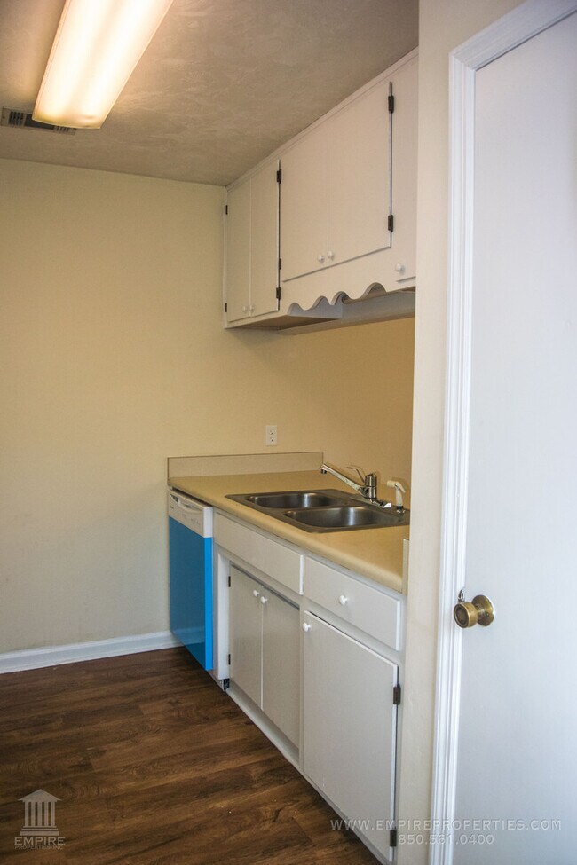 Building Photo - Quiet Townhome With Large Yard